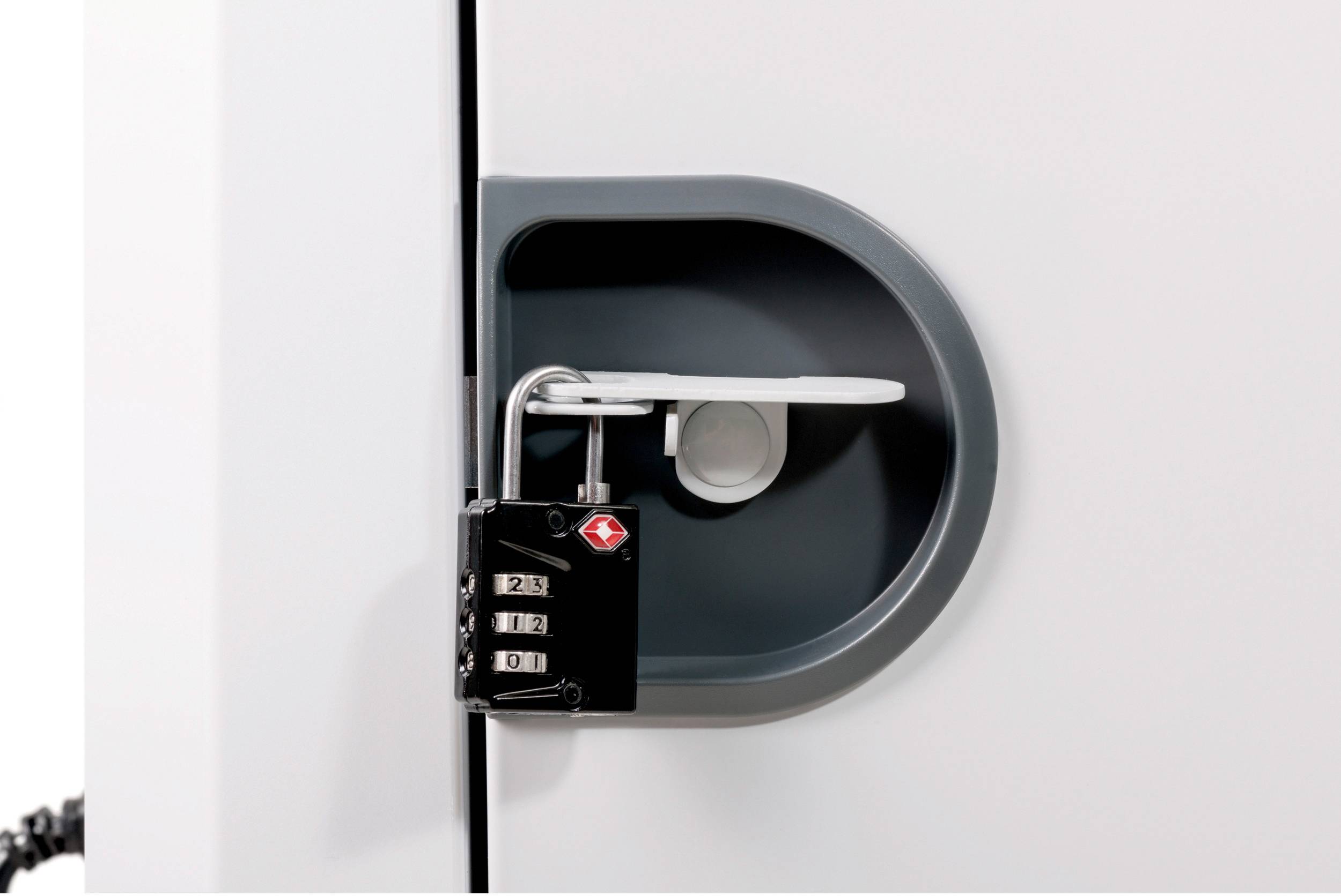 Ein grauer Koffergriff mit einem Zahlenschloss, das den Reißverschluss sichert.