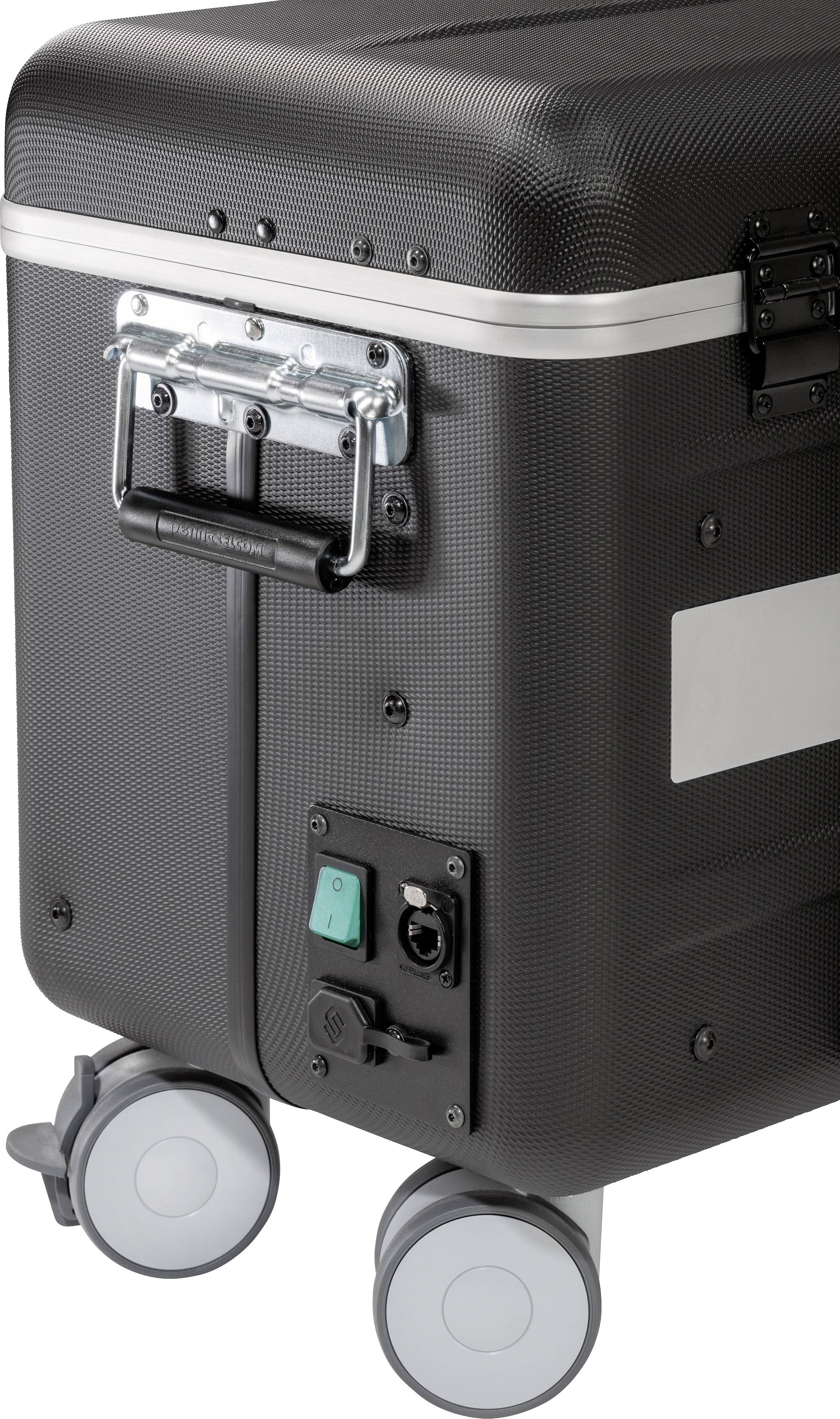 Schwarzer Koffer mit Griff und Rollen, zeigt eine Steckdose und einen grünen Schalter an der Seite.