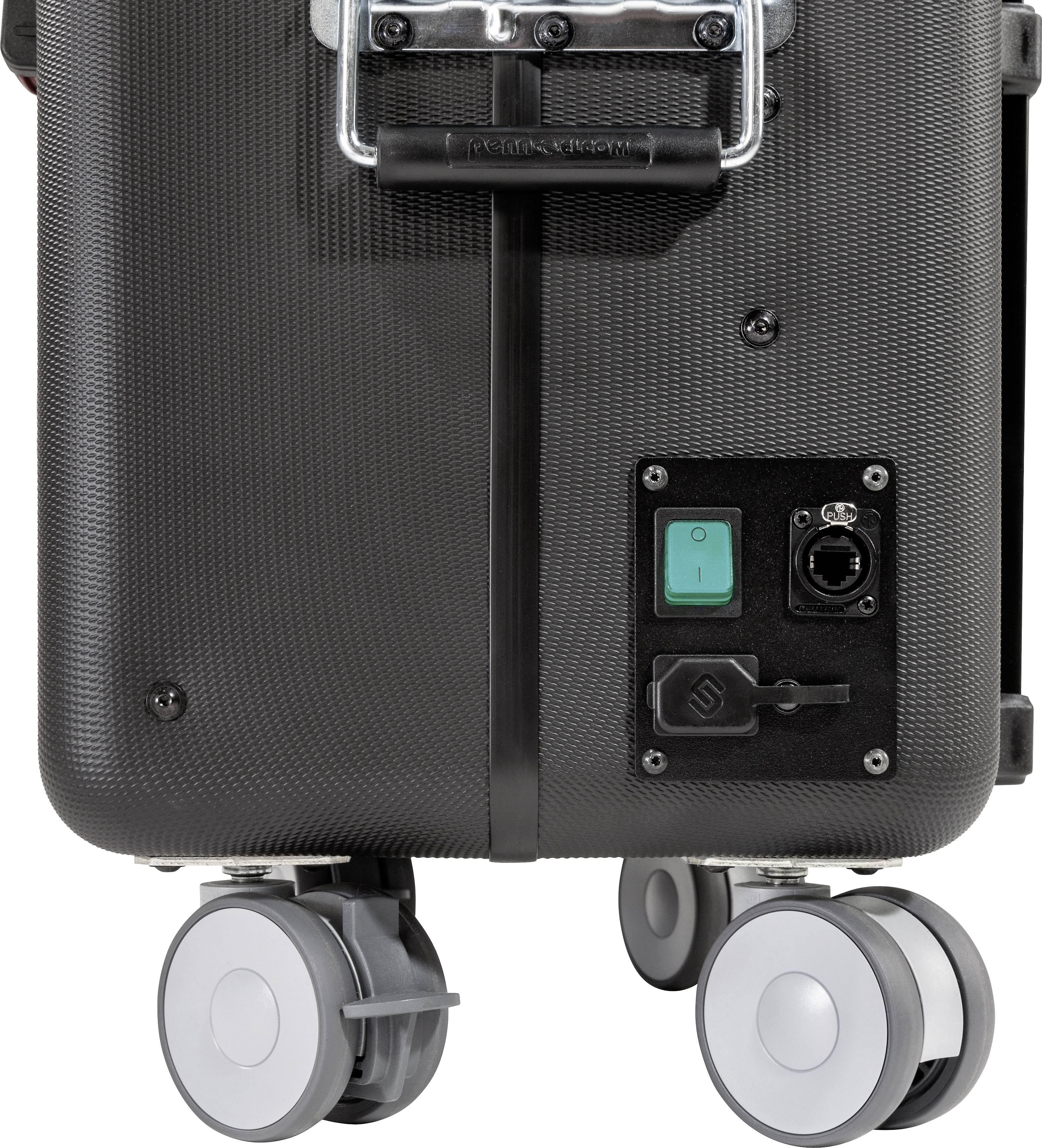 Ein schwarzer Rollkoffer mit zwei Rädern. Auf der Vorderseite befindet sich ein Bedienfeld mit einem Ein-/Ausschalter und Anschlüssen.