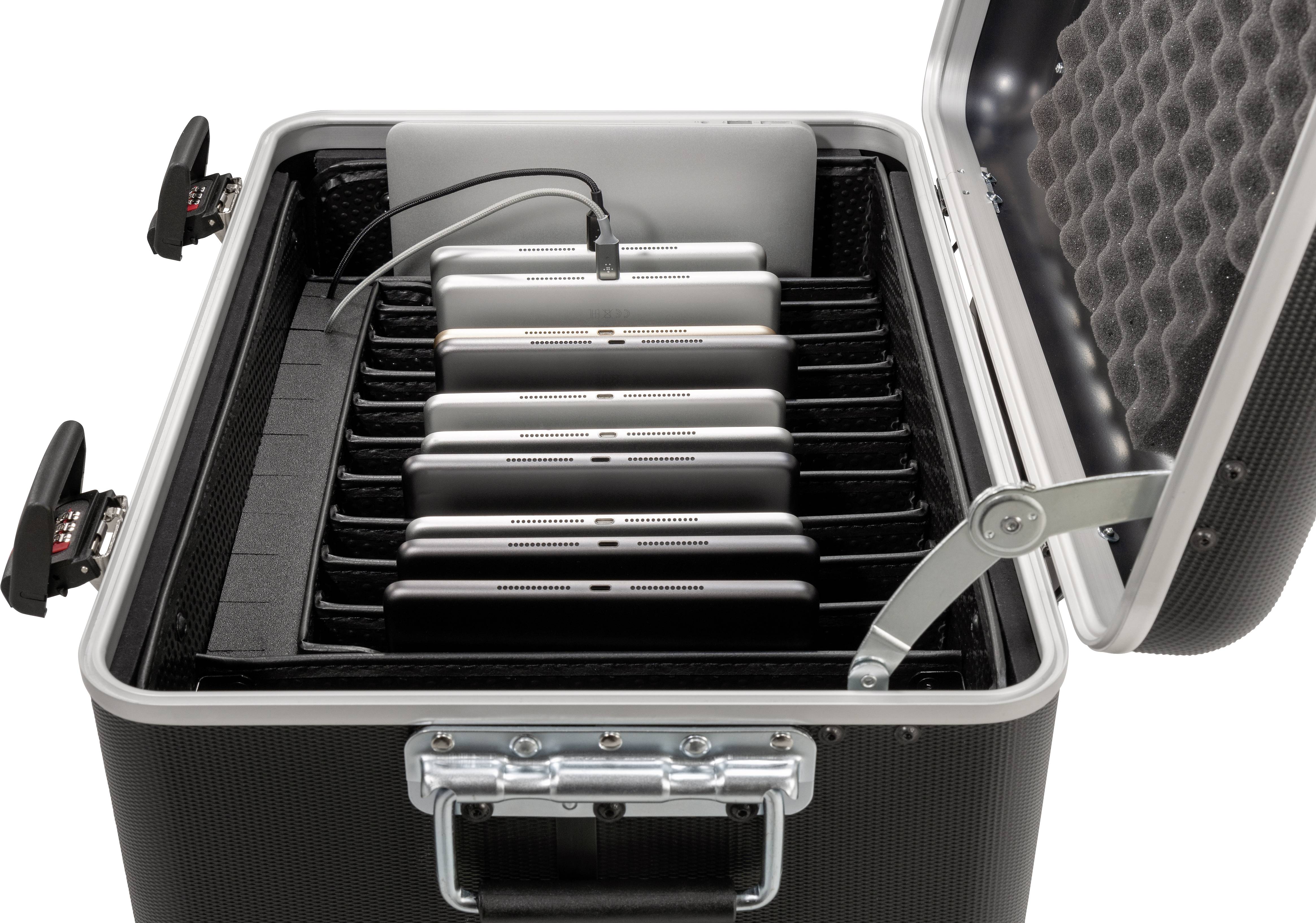 Offener schwarzer Koffer mit mehreren gestapelten Tablets und Laptops, die über USB-Kabel miteinander verbunden sind.