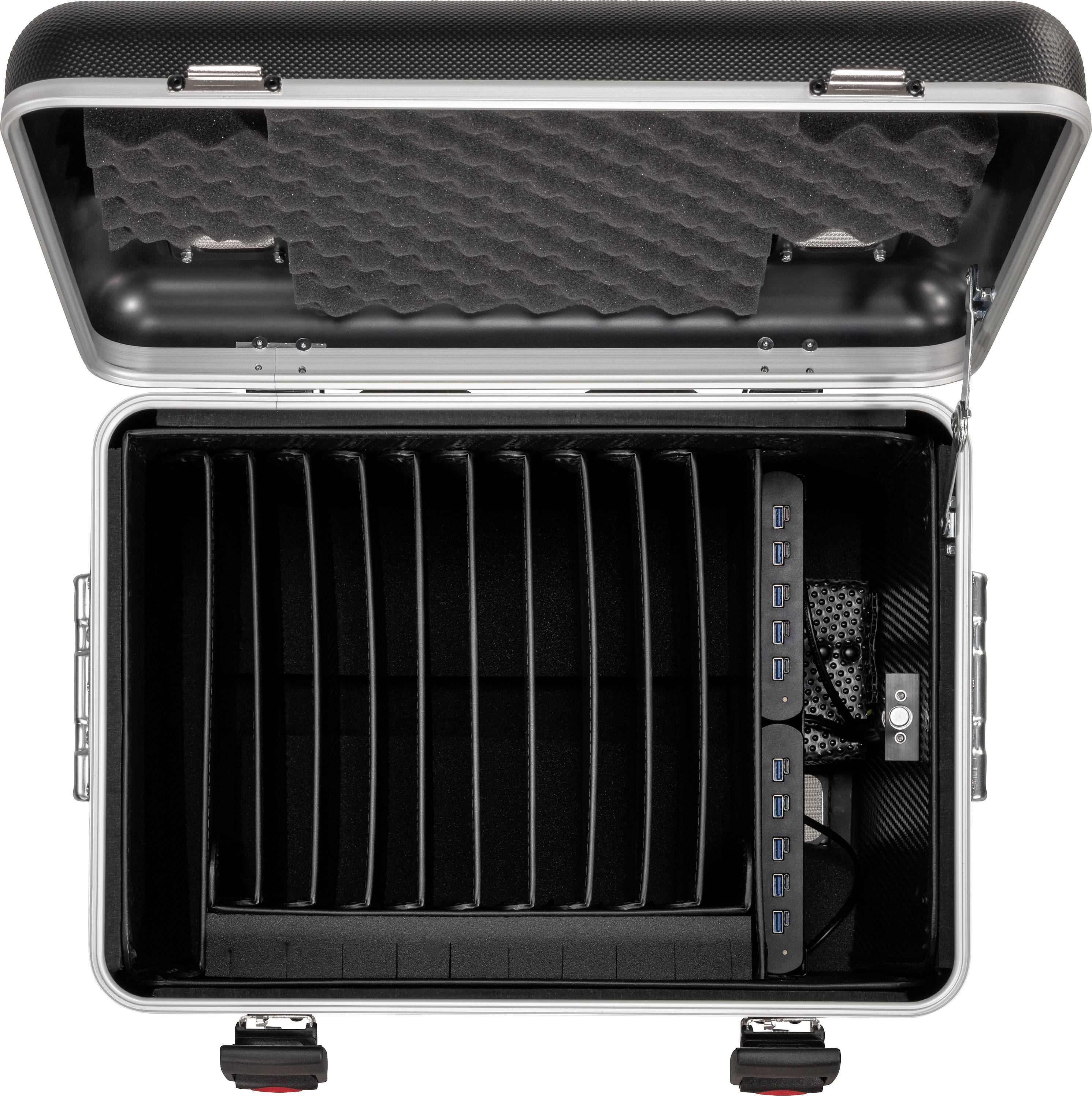 Offener Transportkoffer mit Fächern für elektronische Geräte, mehreren USB-Anschlüssen an der Seite und Schaumstoffpolsterung im Deckel.