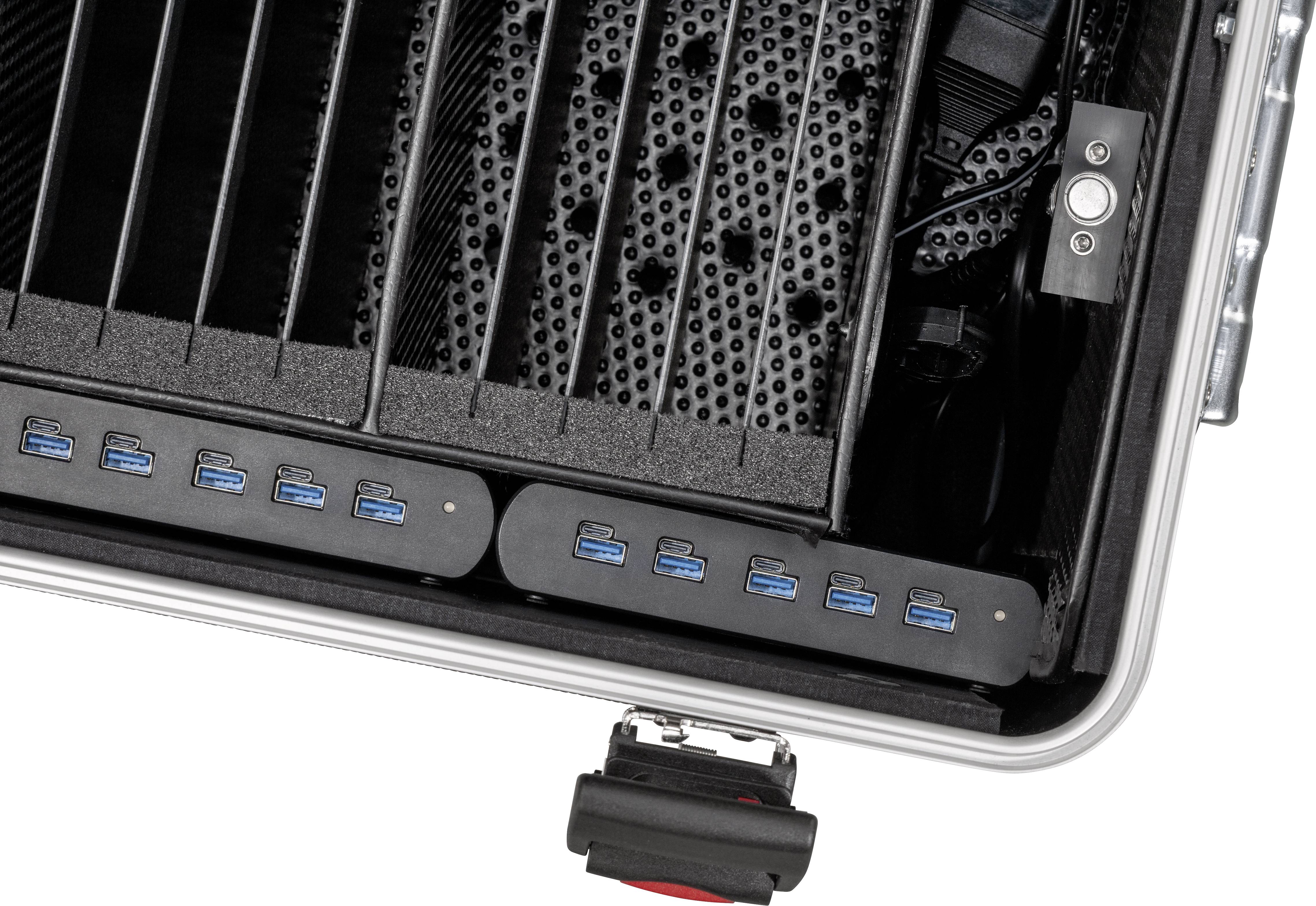 Ein offener Koffer mit USB-Anschlüssen und Fächern für elektronische Geräte. Der Koffer bietet Speicherplatz und Anschlussmöglichkeiten.