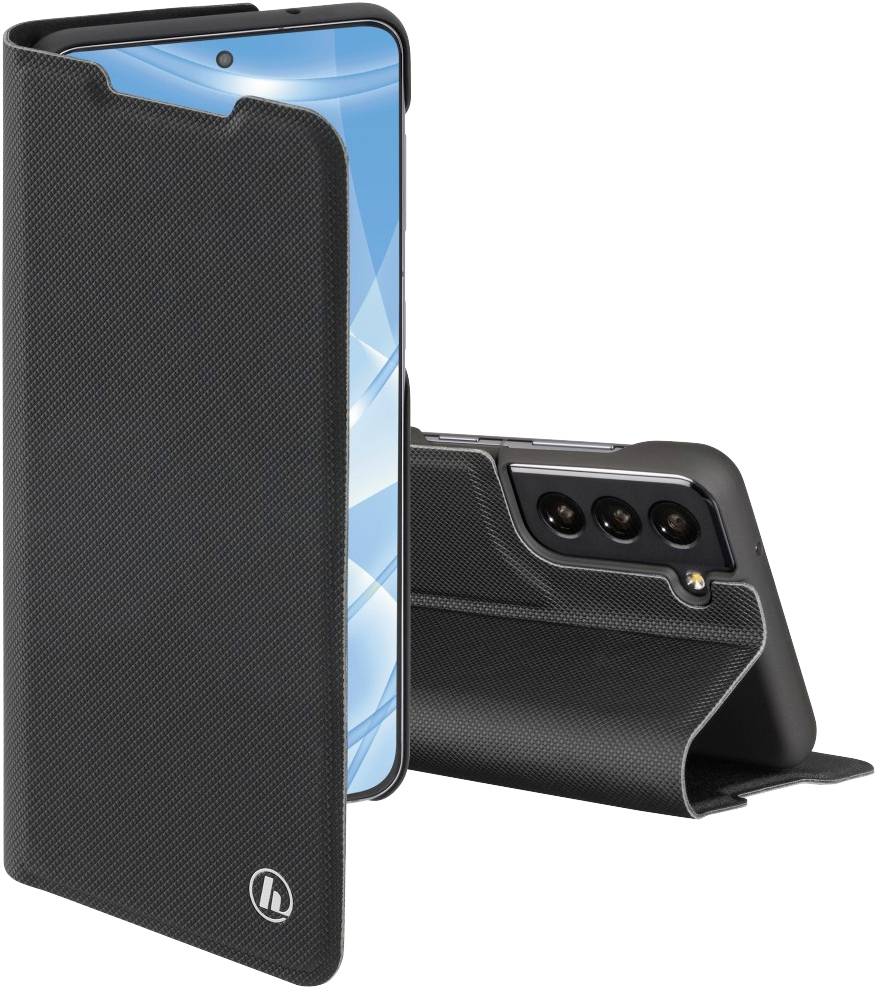 Smartphone in schwarzer Schutzhülle mit Klappcover. Dreifache Kamera sichtbar auf der Rückseite. Bildschirm zeigt blauen Hintergrund.