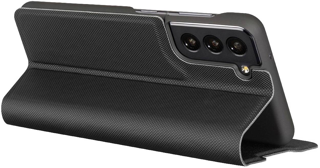 Ein Smartphone in einer schwarzen Schutzhülle mit drei Kameraobjektiven auf der Rückseite, das leicht schräg steht.