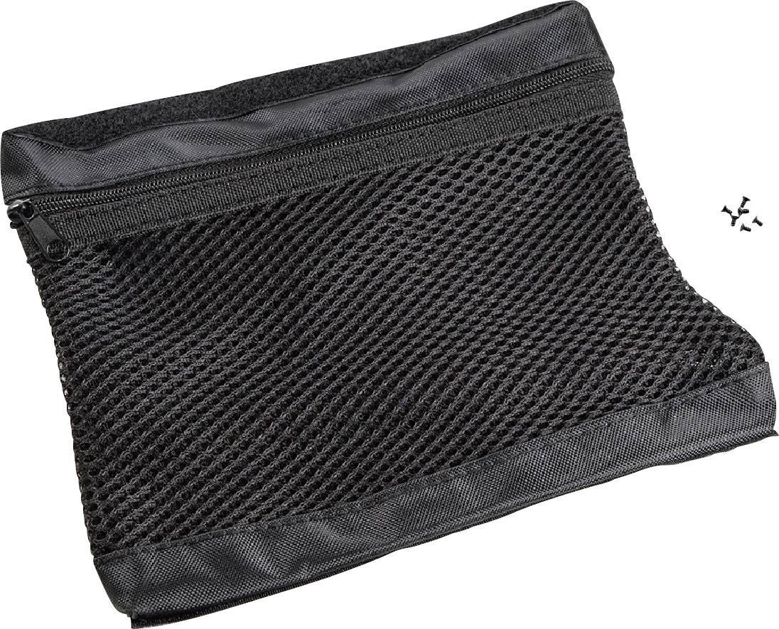 Eine schwarze Netztasche mit Reißverschluss, liegt flach auf einem weißen Hintergrund. Daneben liegen kleine schwarze Schrauben.