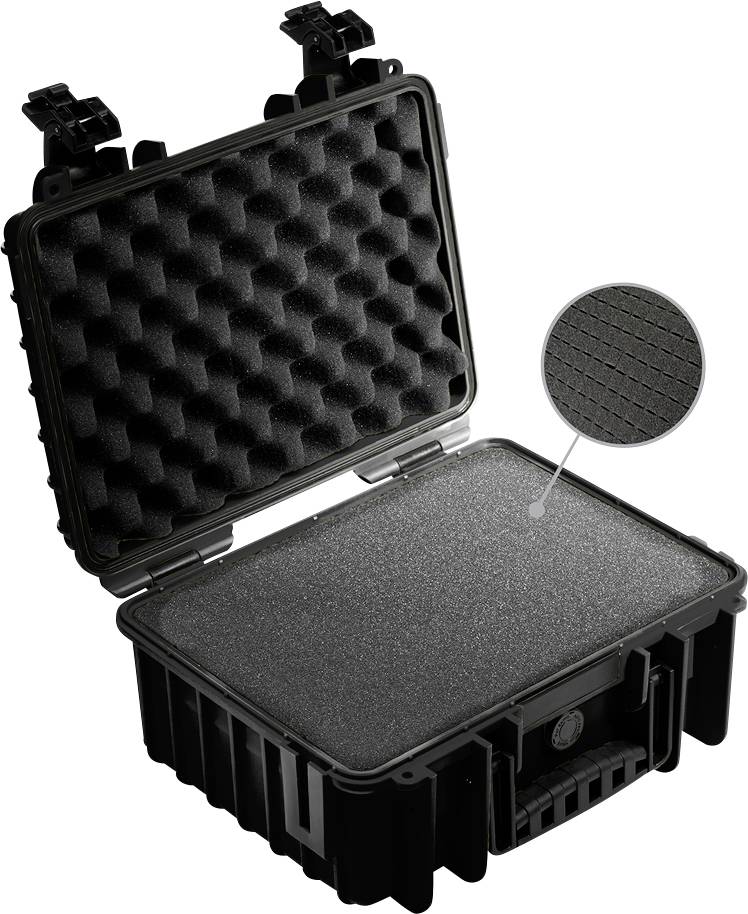 Schwarzer Schutzkoffer mit wabenförmigem Schaumstoff im Inneren, geöffnet, um den Inhalt zu zeigen. Der Schaumstoff ist herausnehmbar.