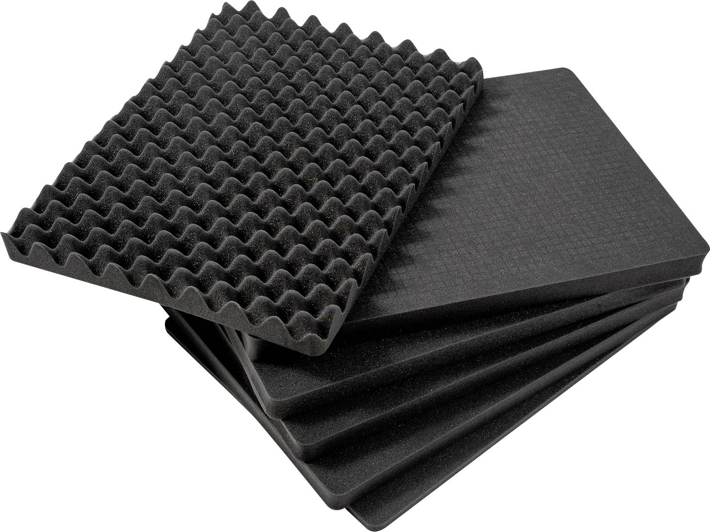 Mehrere schwarze Schaumstoffplatten übereinander gestapelt; eine hat eine wellenförmige Struktur zur Schallabsorption.
