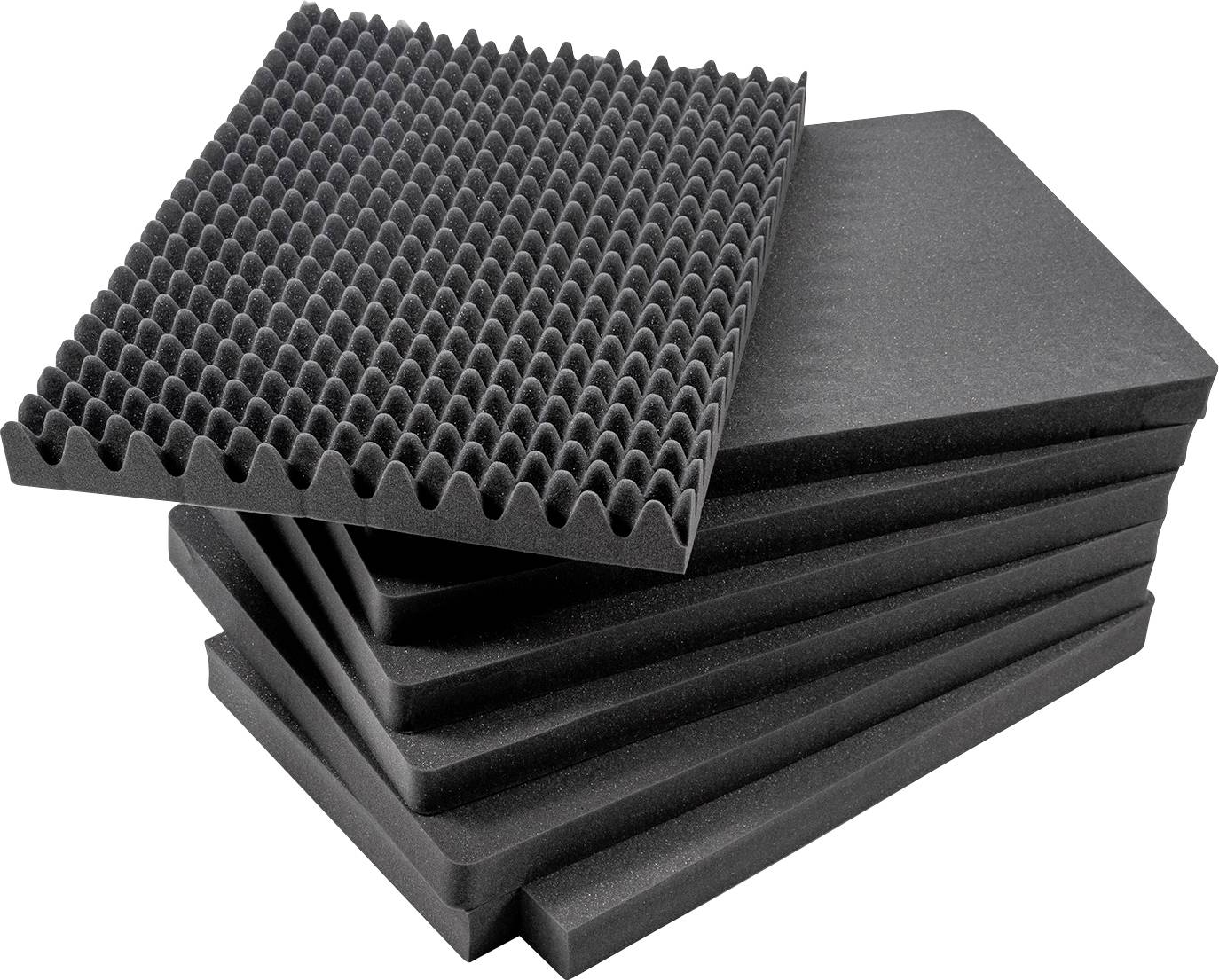 Stapel von schwarzen Schaumstoffplatten, eine mit welligem Profil, verwendet zur Schallabsorption oder zum Schutz von Objekten.