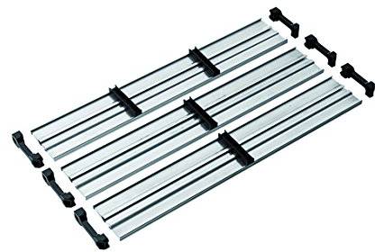 Metallprofile und Befestigungselemente, möglicherweise für ein Regalsystem oder Bauprojekt. Kompatibilität und Zweck prüfen.