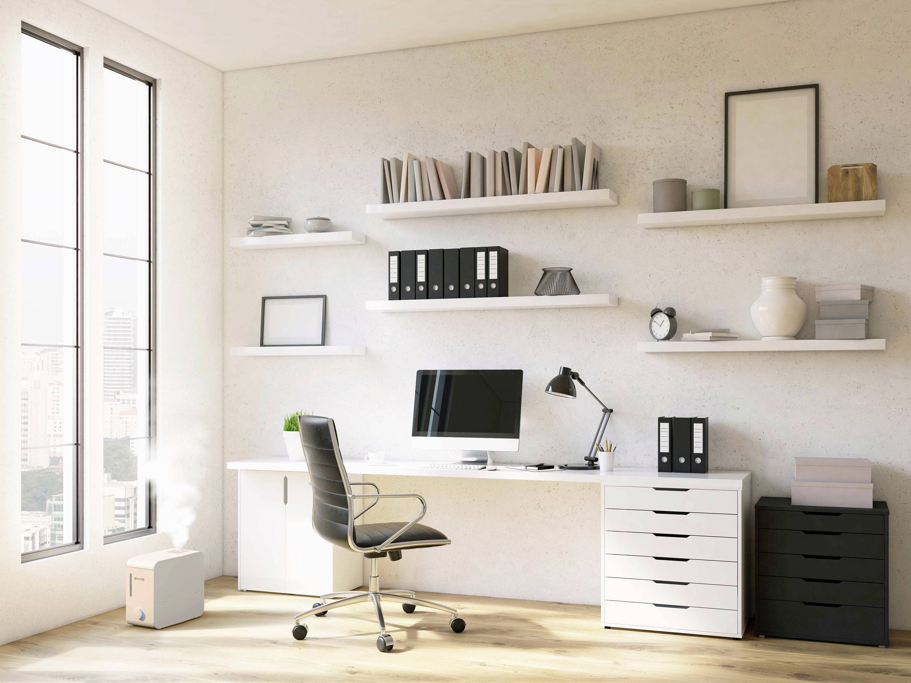 Helles, modernes Büro mit großem Schreibtisch, Bürostuhl, Computer und Regalen voller Ordner und Bücher. Fenster mit Stadtblick.