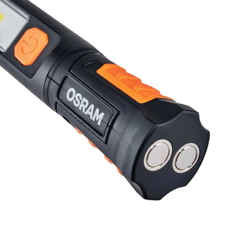 Taschenlampe mit OSRAM-Logo und zwei runden Leuchten an der Vorderseite. Schwarzes Gehäuse mit orangefarbenen Akzenten.