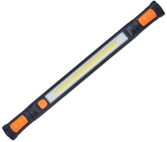 Eine lange, rechteckige Taschenlampe mit schwarzem Gehäuse und orangefarbenen Enden.