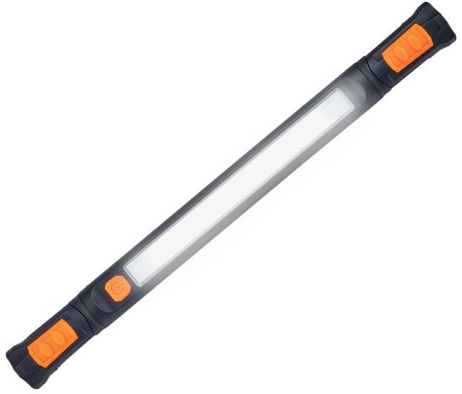 Eine lange, schmale LED-Leuchte mit schwarzem Gehäuse und orangefarbenen Endkappen. Sie ist für breite Beleuchtung ausgelegt.