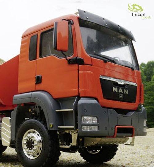 Rotes Modellfahrzeug eines Lastwagens von MAN, gezeigt von schräg vorne. Grün bewaldeter Hintergrund, Thicon-Logo oben rechts.