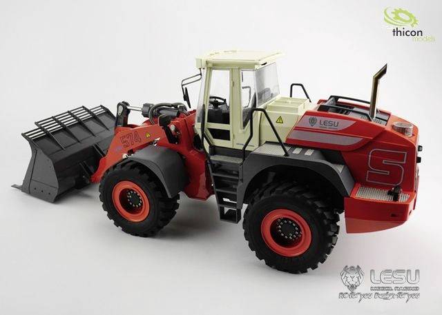 Ein roter industrieller Radlader mit großem Schaufelaufsatz. Logo und Text auf der Karosserie: 'LESU 574'.