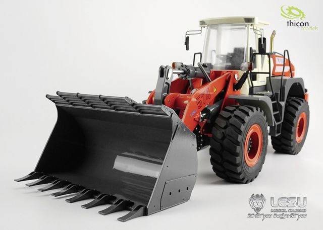 Ein detailgetreues Modell eines roten Radladers mit schwarzer Schaufel. Vorderansicht. Logo von 