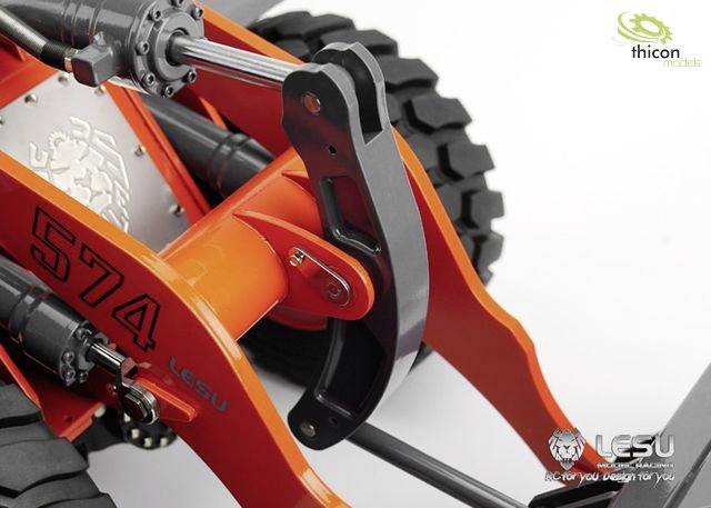 Nahaufnahme eines orange-schwarzen Modellfahrzeugs mit robusten Reifen und einem mechanischen Hebearm. Logos von 'LESU' und 'thicon models' sind sichtbar.