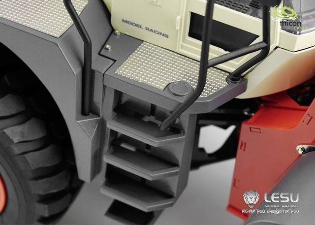 Teil eines detaillierten Modells eines LKWs mit Trittstufen, Reifen und Firmenlogos. Hauptsächlich in Grau und Rot gehalten.