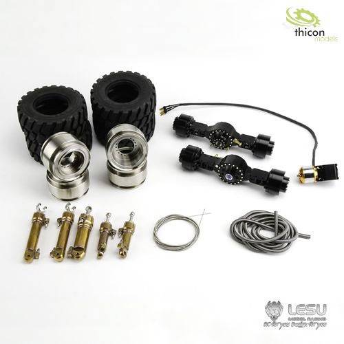 Ein Set aus Modellbauzubehör. Enthält Räder, Achsen, Metallteile und Kabel, geeignet für RC-Modellfahrzeuge.