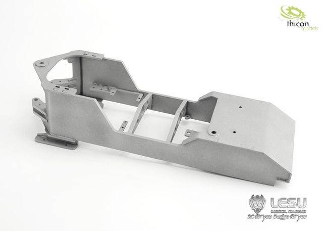 Metallrahmen eines Modellfahrzeugs vor weißem Hintergrund. Oben rechts und unten rechts sind Logos sichtbar.