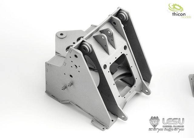 Metallbauteil mit komplexer Struktur, bestehend aus mehreren Flächen, Kanten und Befestigungselementen, auf weißem Hintergrund.