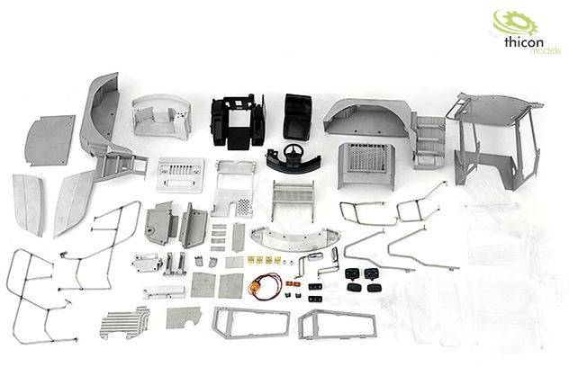 Verschiedene metallische und plastische Modellbauteile sind auf einer Fläche ausgebreitet, geeignet für den Modellbau oder Reparaturen.