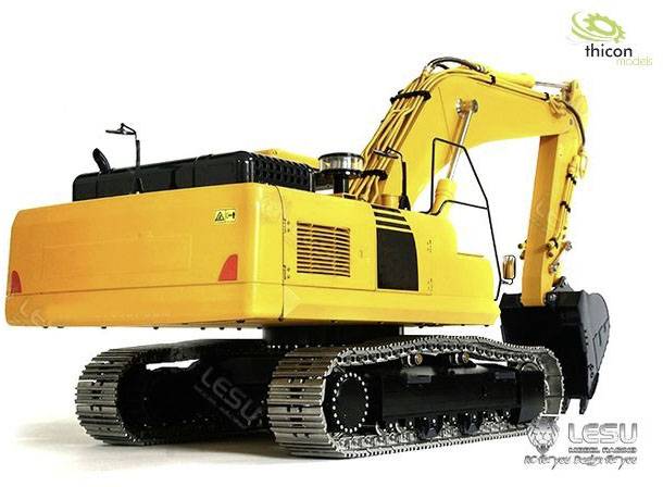 Gelber Bagger auf Raupenfahrwerk, seitliche Ansicht. Markenlogos oben rechts und unten rechts sichtbar.