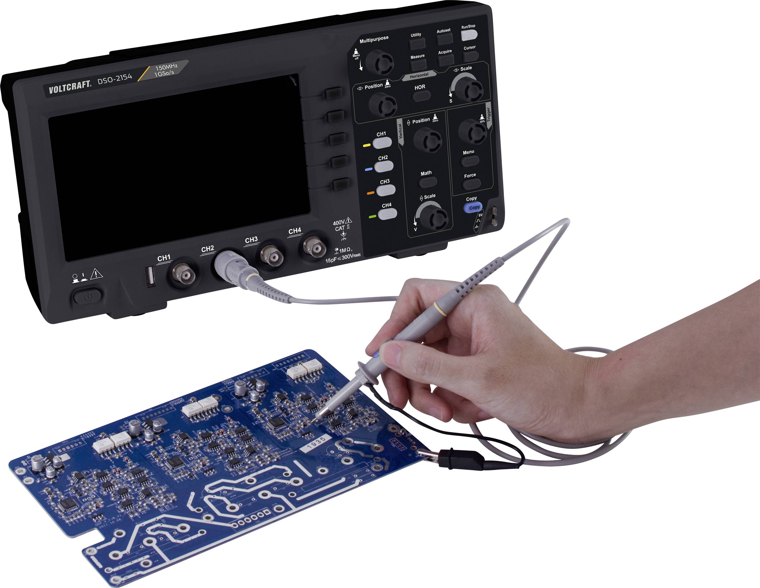 Eine Hand hält eine Sonde, die mit einem Oszilloskop verbunden ist, und misst eine blaue Leiterplatte mit mehreren elektronischen Komponenten.