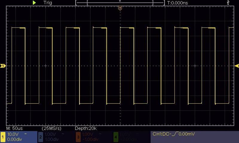 Oszilloskop-Display mit rechteckigem Wellenformsignal. Die Frequenz beträgt ca. 1 kHz, Amplitude 10 V pro Div, Zeitbasis 5 µs pro Div.
