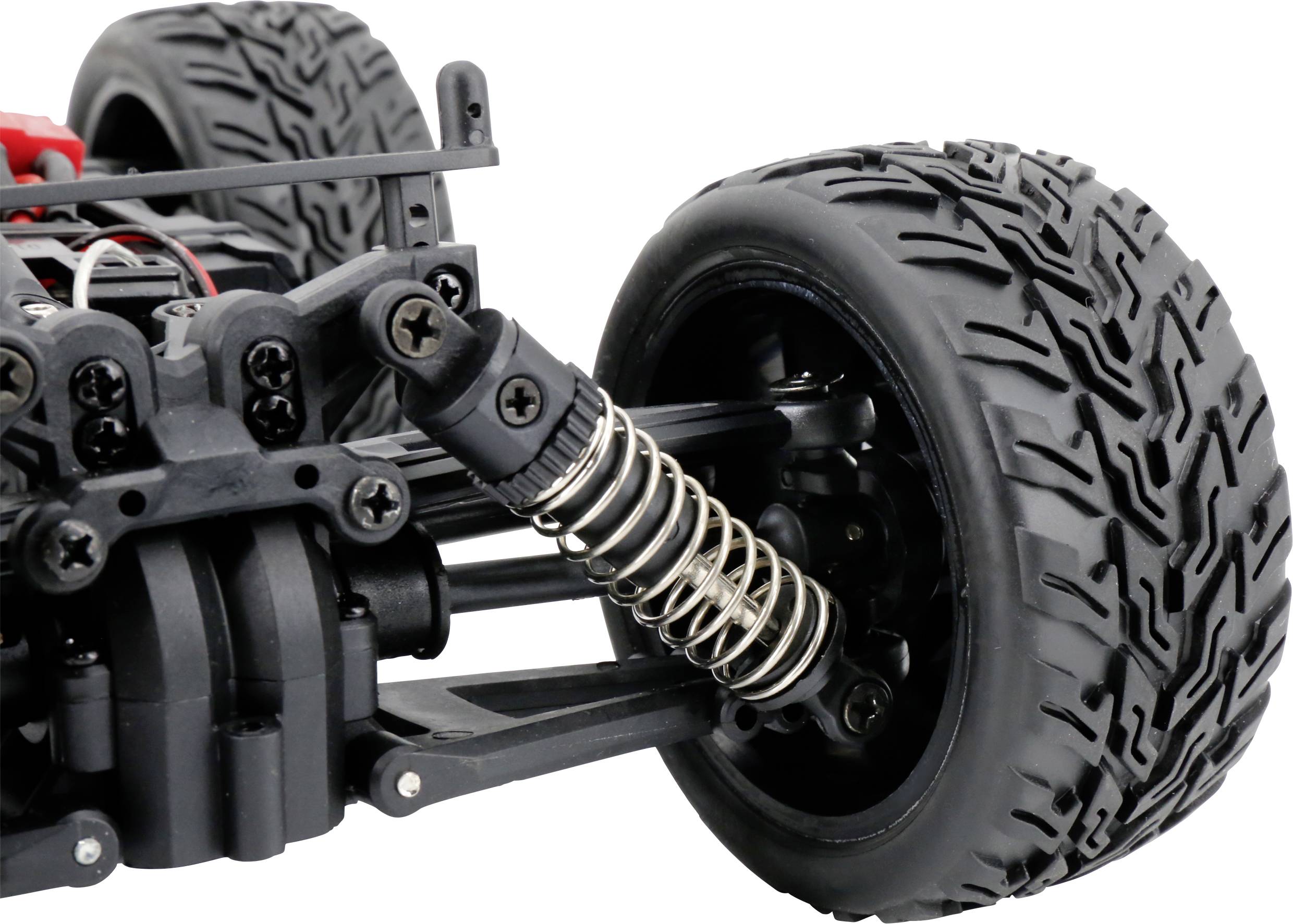 Nahaufnahme eines ferngesteuerten Auto-Vorderrads mit robusten Reifen und sichtbarer Federung, ideal für Offroad-Fahrten.