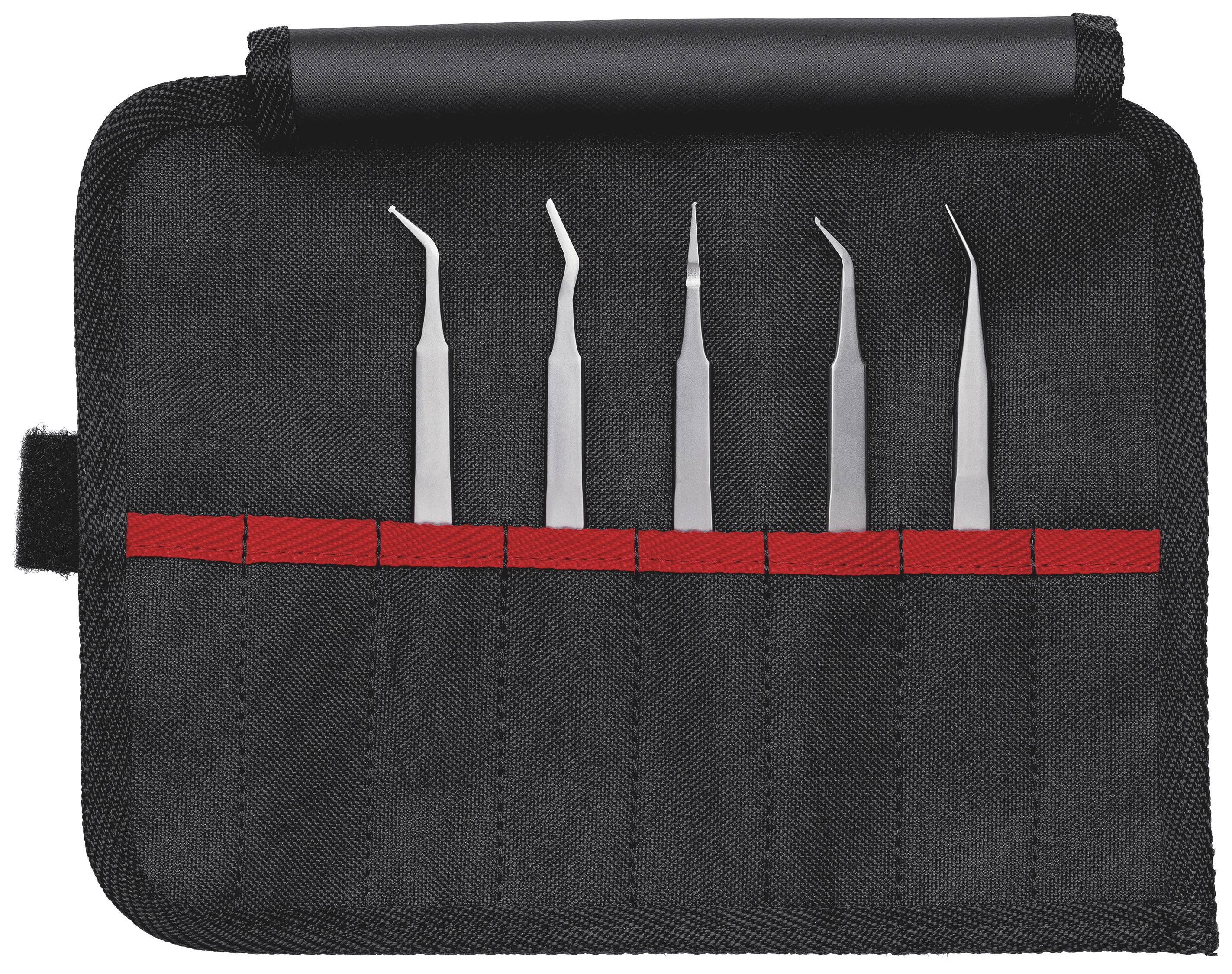 Ein schwarzes Etui enthält sechs Metallwerkzeuge mit gebogenen Spitzen, die in einzelnen Fächern stecken.
