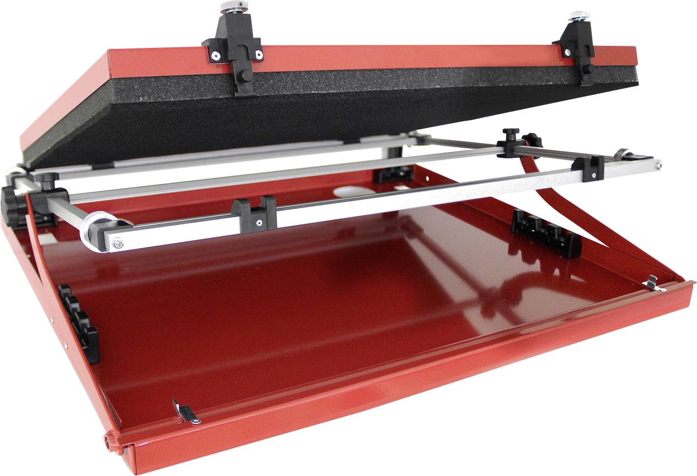 Rote Siebdruckpresse mit offenem Rahmen; zeigt Mechanismus zum Halten und Pressen von Sieben, ideal für Druckprojekte.