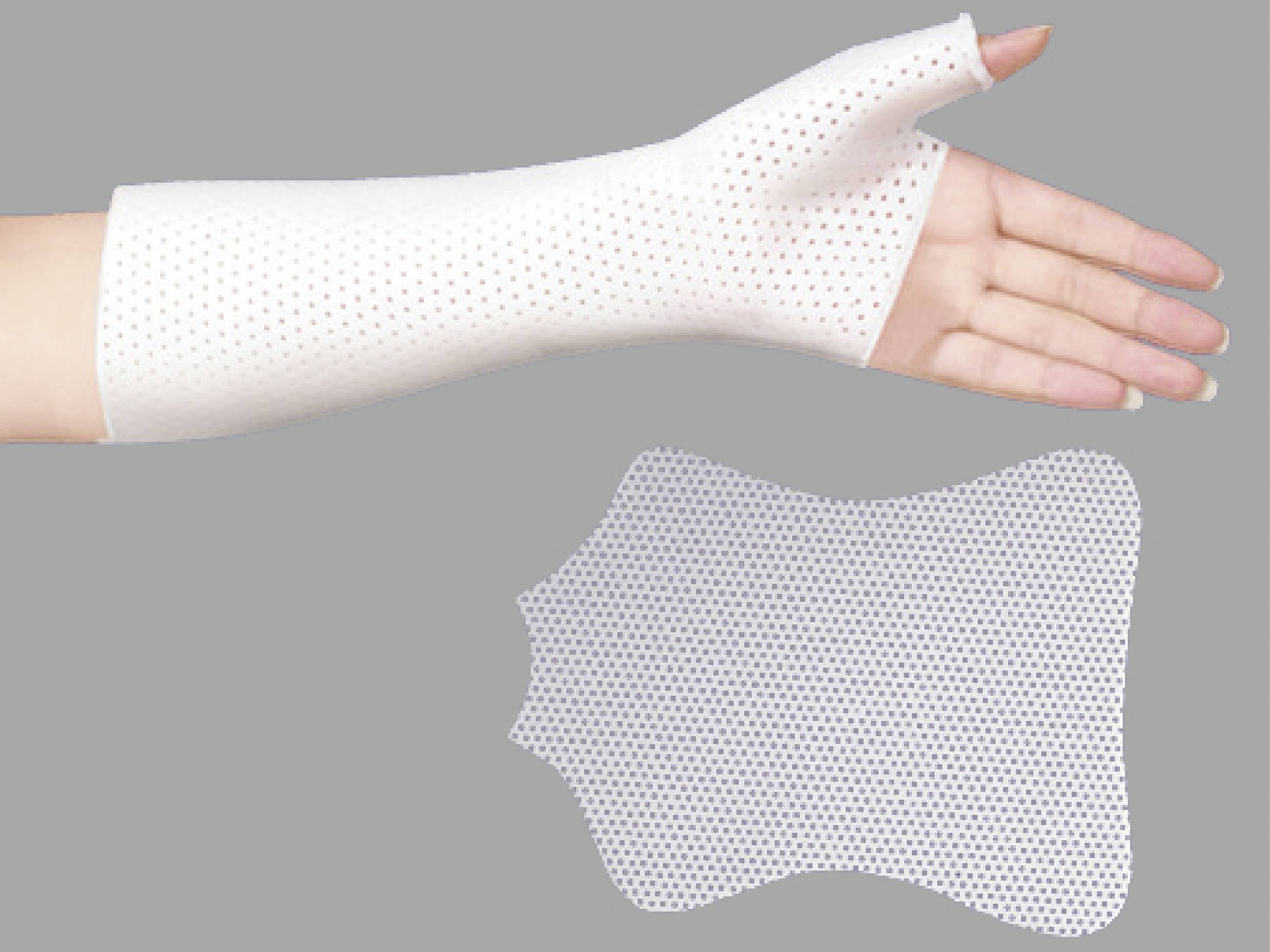 Eine Hand trägt eine perforierte, weiße Thermoplast-Schiene, die den Unterarm stützt. Daneben eine unformierte Schiene als Vergleich.
