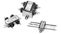 Drei verschiedene elektromagnetische Filter, quadratische und rechteckige Form, jeweils mit Drähten und Anschlüssen.