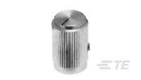 Ein runder, geriffelter Metallknopf mit einem Schlitz auf der Oberseite, möglicherweise Teil eines mechanischen oder elektronischen Geräts.