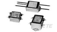 Drei elektrische Bauteile mit identischen Gehäusen, jeweils mit zwei Anschlusskabeln, vor weißem Hintergrund.