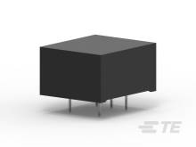 Ein schwarzer, quaderförmiger Tisch mit filigranen Beinen steht auf einem hellen Hintergrund. Der Tisch wirkt stabil und minimalistisch.