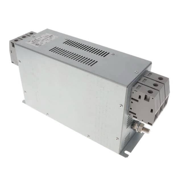 Ein rechteckiger, silberner elektrischer Filter mit mehreren Öffnungen und Anschlüssen, wahrscheinlich zur Leistungsregulierung.