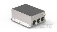 Ein silberner, rechteckiger elektronischer Kasten mit vier Ethernet-Ports auf einer Seite. Es scheint ein Netzwerkgerät zu sein.