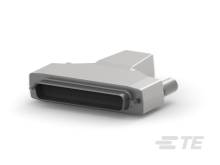 Ein metallischer Steckverbinder im D-Sub-Design liegt auf einer Oberfläche. Er hat eine rechteckige Form mit mehreren Pins im Steckbereich.
