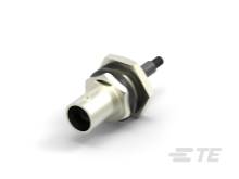 Metallsensor mit einem zylindrischen Gehäuse und einem Anschlussstecker. Verwendet in der Elektronik für präzise Messungen.