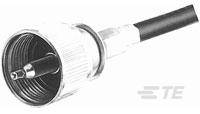 Nahaufnahme eines koaxialen Anschlusskabels mit silbernem Stecker und schwarzem Kabel.