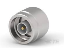 Ein Koaxialstecker, zylindrisch mit einem zentralen Metallstift, vor einem weißen Hintergrund.
