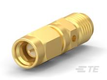 Goldener Adapter, zylindrische Form, mit Rillen und Gewinde auf einer Seite, dient zur Verbindung von Kabeln oder Geräten.