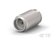 Ein silberner Metalladapter mit Gewinde, der eine elektrische Verbindung ermöglicht. Vorderseite zeigt eine zentrale Öffnung.