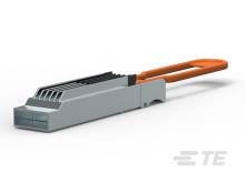 Ein grauer und oranger Hardware-Stecker, möglicherweise ein Netzwerkkabel-Anschluss, liegt auf einer weißen Fläche.
