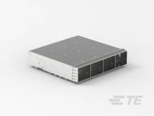 Ein silbernes, rechteckiges elektronisches Gerät mit mehreren Anschlussports auf der Vorderseite, geeignet für industrielle Anwendungen.
