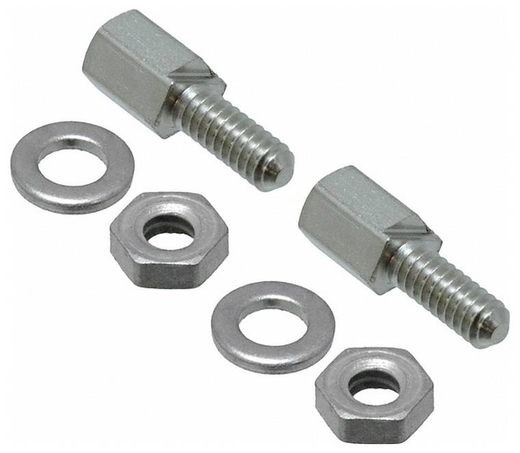 Zwei Metallsechskantschrauben, jeweils mit einer Unterlegscheibe und einer Mutter, nebeneinander auf weißem Hintergrund platziert.
