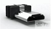 USB-Anschluss in Nahaufnahme mit einem angeschlossenen schwarzen USB-Stick. Der Hintergrund ist unscharf.