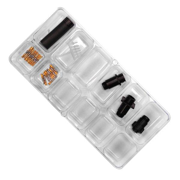 Ein Set aus mehreren schwarzen Kunststoffteilen und goldfarbenen Kontakten in einer transparenten Kunststoffverpackung.